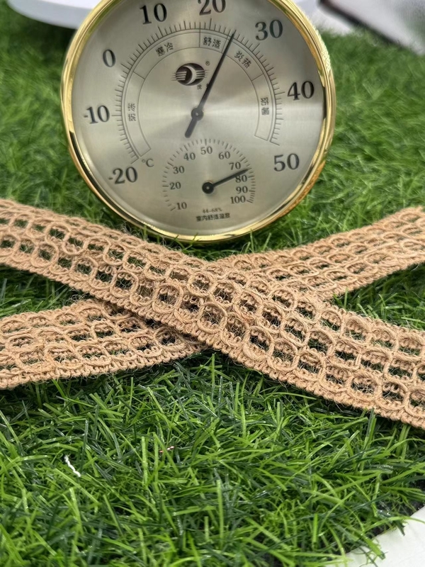 A fita de renda de iute sustentável é o toque final perfeito para a decoração do lar.